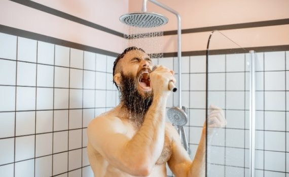 Att duscha varmt länge kostar mer pengar